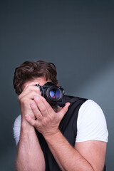 Leidenschaftlicher Fotograf bei der Arbeit