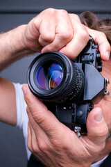 Leidenschaftlicher Fotograf bei der Arbeit