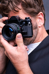 Fototapeta premium Leidenschaftlicher Fotograf bei der Arbeit