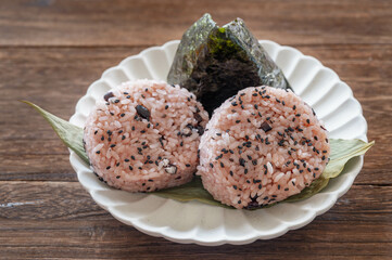赤飯と海苔巻きのおにぎり