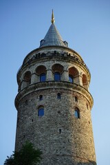 Die Aussichtsplattform des historischen Galataturm vor blauem Himmel im Licht der Abendsonne im Galataviertel im Stadtteil Beyoglu in Istanbul am Bosporus in der Türkei