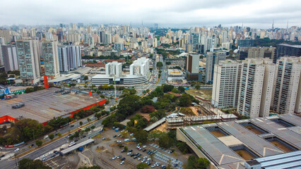Visão aérea da cidade de São Paulo sobre o bairro da barra funda na zona oeste da cidade.