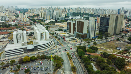 Visão aérea do tráfego de veículos no bairro da Barra funda na cidade de São Paulo, Brasil.