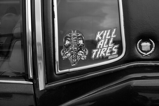 Kill all Tires Aufkleber auf der Seitenscheibe des Cadillac Eldorado Achtzylinder Coupé am 29.07.2023 beim Oldtimertreffen Golden Oldies in Wettenberg Krofdorf-Gleiberg bei Gießen in Hessen