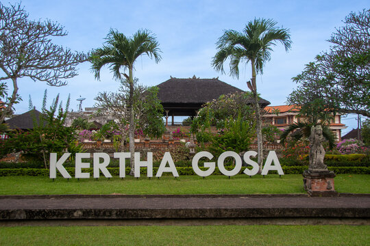 On the site of the old palace of "Klungkung" with the historical pavilion "Kertha Gosa"