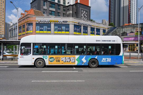 2023년7월29일 촬영 : 한국 경기도 김포 정거장에 공공버스. G BUS 교통수단. 친환경 전기버스. 한국의 대중교통 버스 시스템.