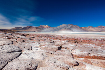 Piedras Rojas: Tesouro do Deserto do Atacama, formações vermelhas contrastando com céu azul, criando uma paisagem cativante e surreal