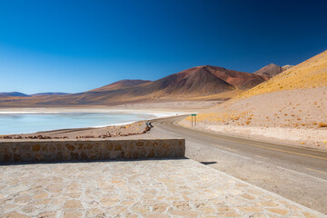 Lagoa Tuyacto: O&aacute;sis sereno no Deserto do Atacama, com &aacute;guas calmas e paisagem pitoresca em meio &agrave;s forma&ccedil;&otilde;es geol&oacute;gicas.