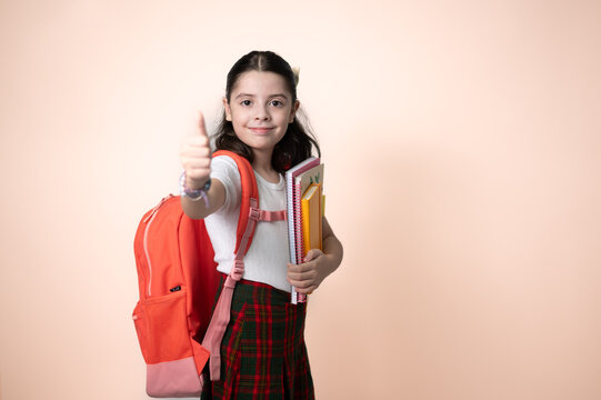 Ni&ntilde;a feliz va a la escuela