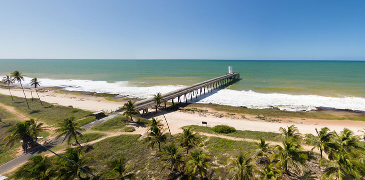 Imagem A&eacute;rea do Emiss&aacute;rio de Arembepe no munic&iacute;pio de Cama&ccedil;ari, Bahia, Brasil.