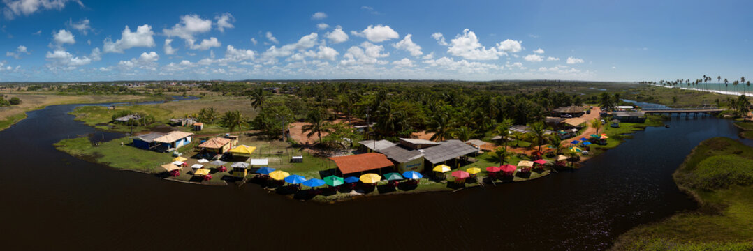 Imagem A&eacute;rea rio Capivara no Emiss&aacute;rio de Arembepe no munic&iacute;pio de Cama&ccedil;ari, Bahia, Brasil