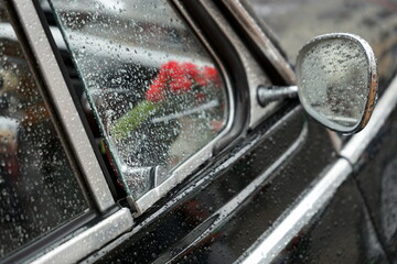 Dreizylinder Zweitakter Limousine in Schwarz der Fünfziger Jahre mit Regentropfen auf dem...