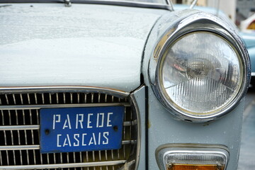 Scheinwerfer und Kühlergrill eines französischen Peugeot 404 Pick-up im Grau der Sechziger Jahre...
