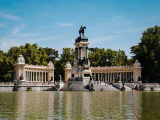 Fototapeta na wymiar fountain in the park of palace