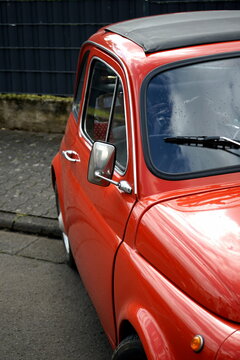 Italienischer Kleinwagen Klassiker der Sechzigerjahre und Siebzigerjahre mit Faltdach in Orange beim Oldtimertreffen Golden Oldies in Wettenberg Krofdorf-Gleiberg bei Gie&szlig;en in Hessen