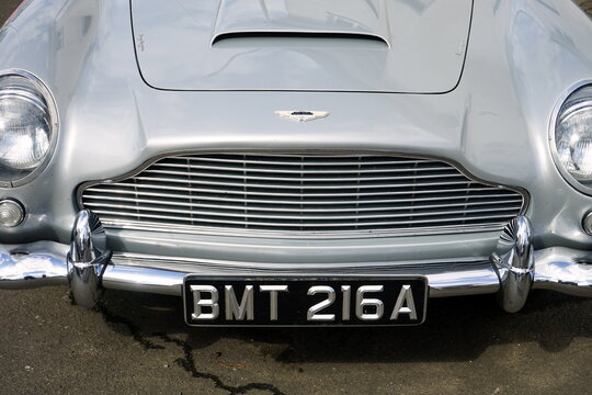 Aston Martin DB5 Coup&eacute; und Sechszylinder Sportwagen von James Bond am 29.07.2023 beim Oldtimertreffen Golden Oldies in Wettenberg Krofdorf-Gleiberg bei Gie&szlig;en in Hessen
