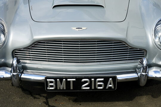 Aston Martin DB5 Coup&eacute; und Sechszylinder Sportwagen von James Bond am 29.07.2023 beim Oldtimertreffen Golden Oldies in Wettenberg Krofdorf-Gleiberg bei Gie&szlig;en in Hessen