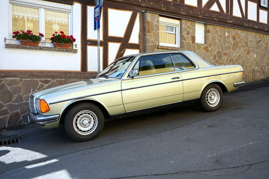 Mercedes Coup&eacute; der Siebzigerjahre und Achtzigerjahre der Baureihe C 123 am 29.07.2023 bei den Golden Oldies in Wettenberg Krofdorf-Gleiberg bei Gie&szlig;en in Hessen
