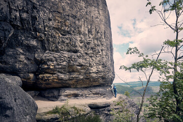 Schmaler Wanderpfad an der Idagrotte in der Sächsischen Schweiz