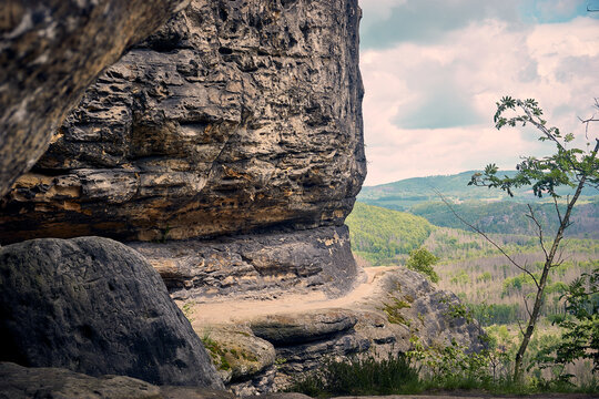 Schmaler Wanderpfad an der Idagrotte beim Frienstein in der S&auml;chsischen Schweiz