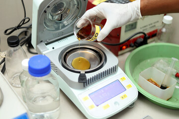 automatic moisture analyzer device for checking moisture content in oil and calculating to %...
