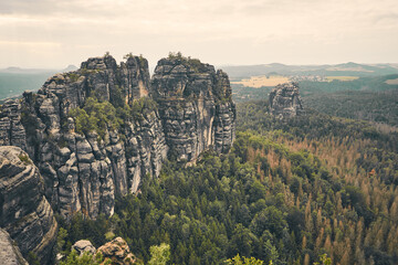 Ausblick auf die Schrammsteine in der Sächsischen Schweiz mit dem Falkenstein im Hintergrund - obrazy, fototapety, plakaty