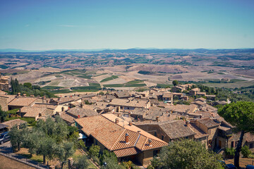Fototapeta premium Weinstadt Montalcino im Val d'Orcia bei Siena in der Toskana, Italien
