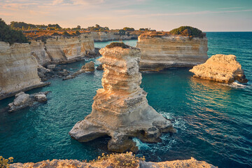 Apulien Strand mit spektakulären Felsformationen