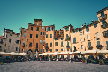 Fototapeta na wymiar Piazza dell'Anfiteatro in Lucca in der Toskana
