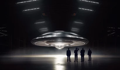 Draagtas Group of men looking at a flying saucer hidden in a government warehouse © Gary