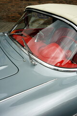 Amerikanischer Sportwagen und Cabriolet Klassiker der Fünfzigerjahre mit Panoramascheibe und...