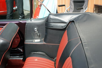 Interieur mit Sitzbezug aus Kunstleder in Rot und Schwarz der amerikanischen Sportwagen Ikone der...