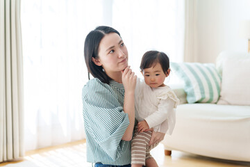 育児について悩むお母さん