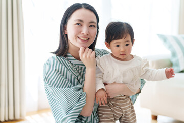 育児について考え事をするお母さん