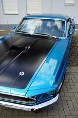 Amerikanischer Sportwagen, Coupé und Muscle Car der späten Sechzigerjahre in Blau Metallic mit...
