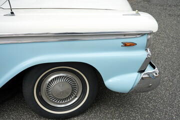 Amerikanische Achtzylinder Limousine mit Chrom und Glanz in Zweifarbenlackierung Weiß und Babyblau...