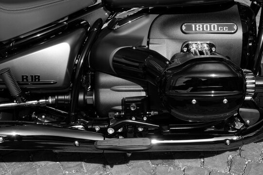 Zweizylinder Boxermotor mit 1800 cc eines BMW R 18 Motorrad Cruiser im Retro Design am 13.08.2023 beim Oldtimertreffen im Lenkwerk in Bielefeld in Ostwestfalen-Lippe in Schwarzwei&szlig;