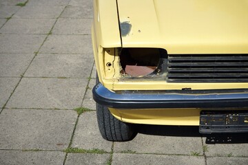 Altes zweitüriges Coupé der Kleinwagen Klasse in hellem Gelb oder Beige der Siebzigerjahre vor...