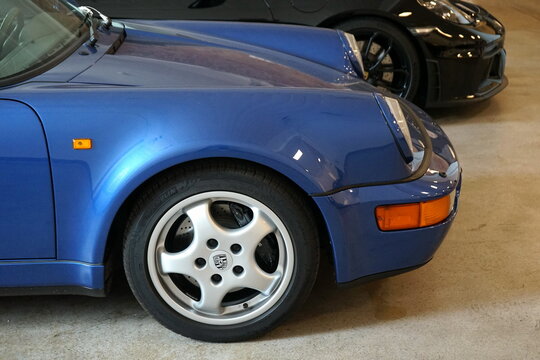 Porsche Porsche 911 Carrera Cabriolet Turbo Umbau in Blau Metallic oder Porsche 964 am 13.08.2023 im Lenkwerk in Bielefeld im Teutoburger Wald in Ostwestfalen-Lippe