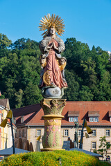 Die auf dem Marienbrunnen auf dem Marktplatz von Schwäbisch Gmünd thronende Figur der Mutter Christi, Maria Magdalena, mit Heiligenschein