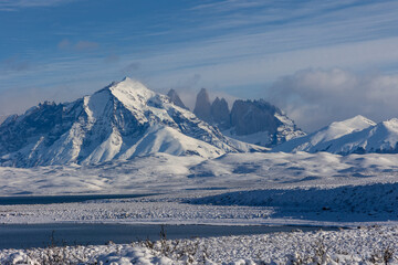 Torres del Paine y el lago Sarmiento en invierno nevado