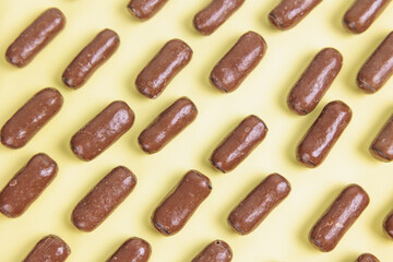 並んだチョコ菓子の背景（黄色）