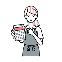 立って電卓を指差してこちらに向けて見せているエプロンをした店員の女性