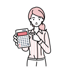 立って電卓を指差してこちらに向けて見せているシャツの女性