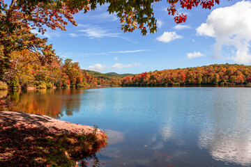 View of Price Lake in Julian Price Park on Blue Ridge Parkway near Blowing Rock, North Carolina in fall season. - obrazy, fototapety, plakaty