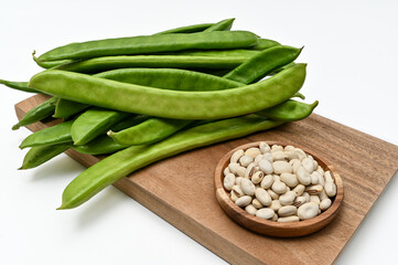 흰색 배경위에 신선한 작두콩(Sword beans with fresh vegetables on white background)