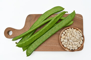 흰색 배경위에 신선한 작두콩(Sword beans with fresh vegetables on white background)