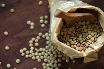 紙袋からこぼれ出るレンズ豆