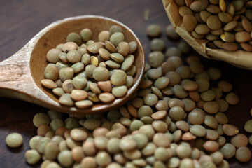 紙袋からこぼれ出るレンズ豆