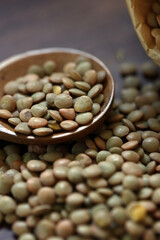 紙袋からこぼれ出るレンズ豆